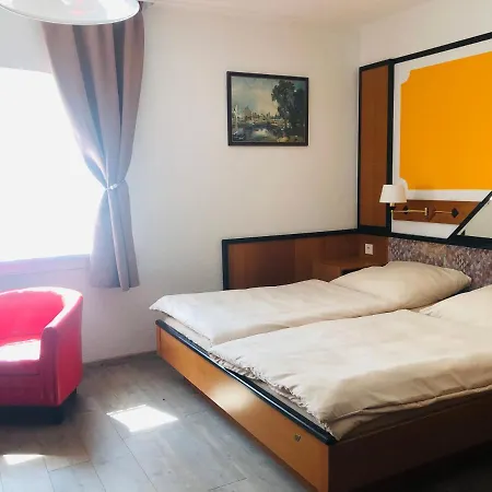 Holmes Cafe & Bed & Breakfast