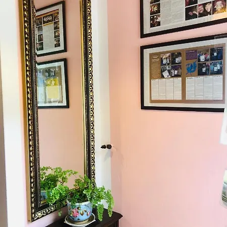 Bed & Breakfast Holmes Cafe &